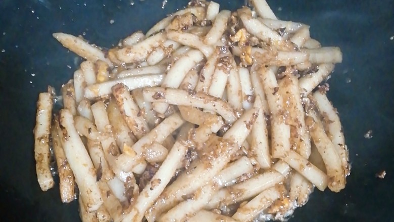 炒糕丝,如果你不喜欢年糕软软的,想要鸡蛋红糖粘一起脆脆的,就不要加水,继续炒,炒到差不多图上的颜色,再出锅就好了。