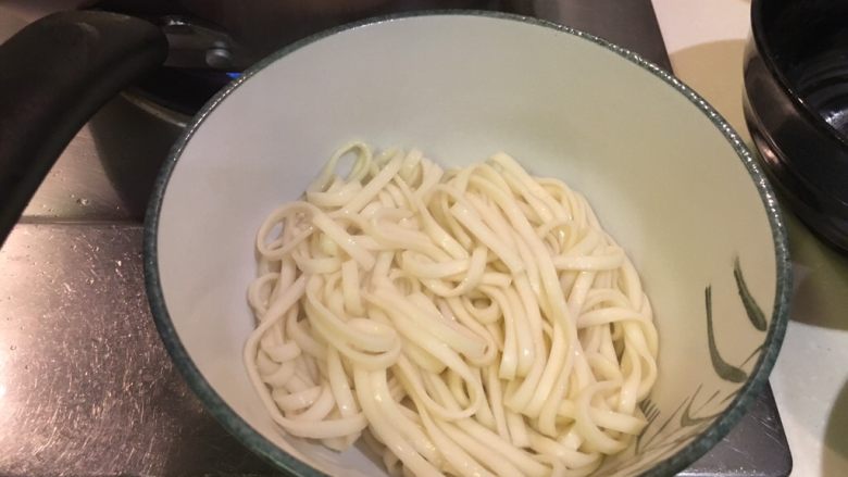 快速の红烧牛肉面,面条好了!捞进碗里