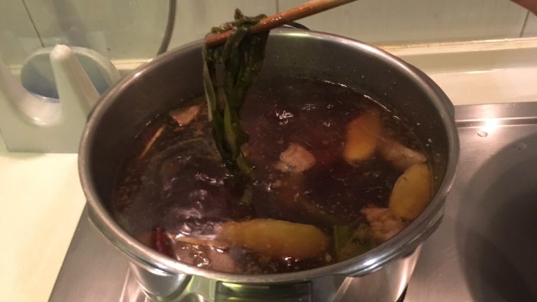 快速の红烧牛肉面,牛肉汤开锅!捞掉煮糊的葱姜蒜