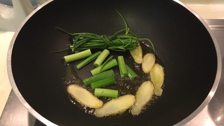 快速の红烧牛肉面,炒香姜片、葱、青蒜