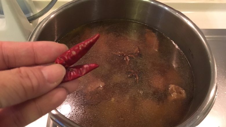 快速の红烧牛肉面,嘿嘿!干辣椒
