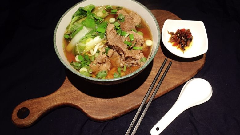 快速の红烧牛肉面,爱吃辣的可以放辣椒啊!开动!