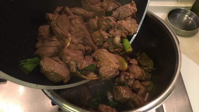 快速の红烧牛肉面,移入高压锅(或大汤锅)