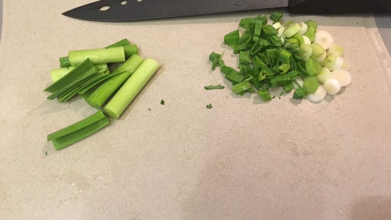 快速の红烧牛肉面,青蒜蒜青跟蒜白一半切末,一半切段