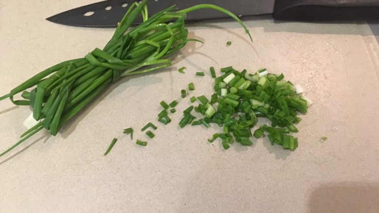 快速の红烧牛肉面,葱留两支切葱花,剩余的扎起来!