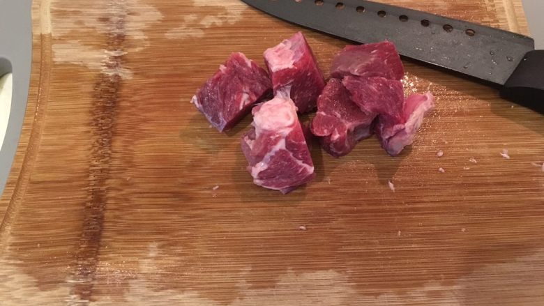 快速の红烧牛肉面,切大块才能大口吃肉!