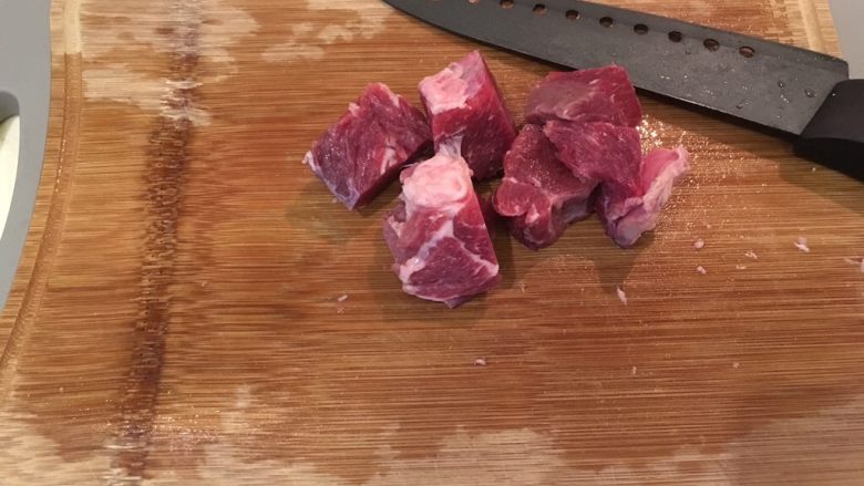 快速の红烧牛肉面,切大块才能大口吃肉！