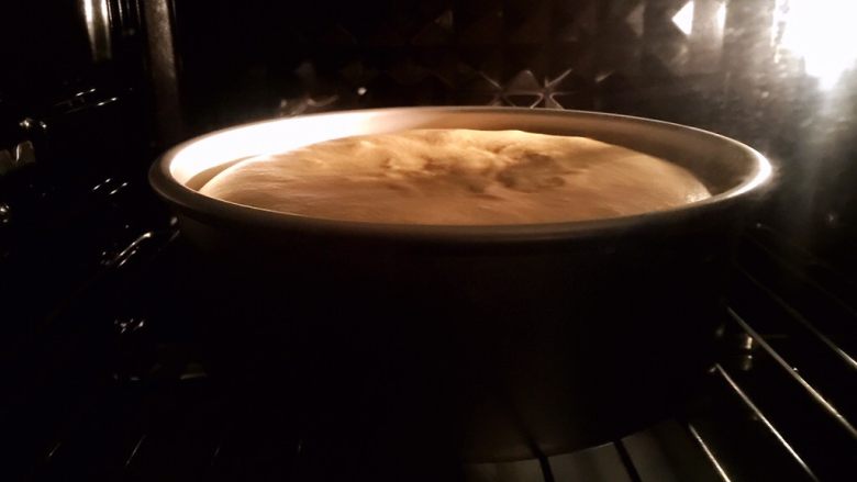 八寸戚风蛋糕,此时烤箱预热完毕,模具放入烤箱,上火140度,下火150度烤40分钟