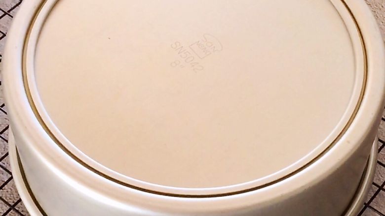 八寸戚风蛋糕,烘烤完毕取出,震几下后倒扣3小时左右晾凉