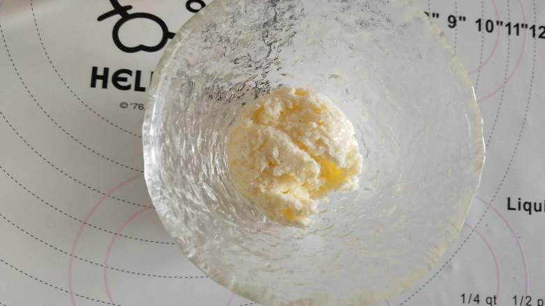 果干冰淇淋,三, 果干冰淇淋
冷冻好的冰淇淋用勺子挖出冰淇淋球,放到玻璃杯中