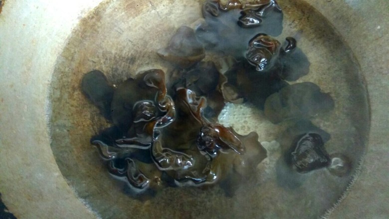 凉拌三丝,锅中放入适量清水,烧开,放入木耳烧开,捞出