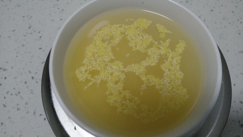 香椿炒小米,<a style='color:red;display:inline-block;' href='/shicai/ 493'>小米</a>称好,加入清水,淘洗2次。