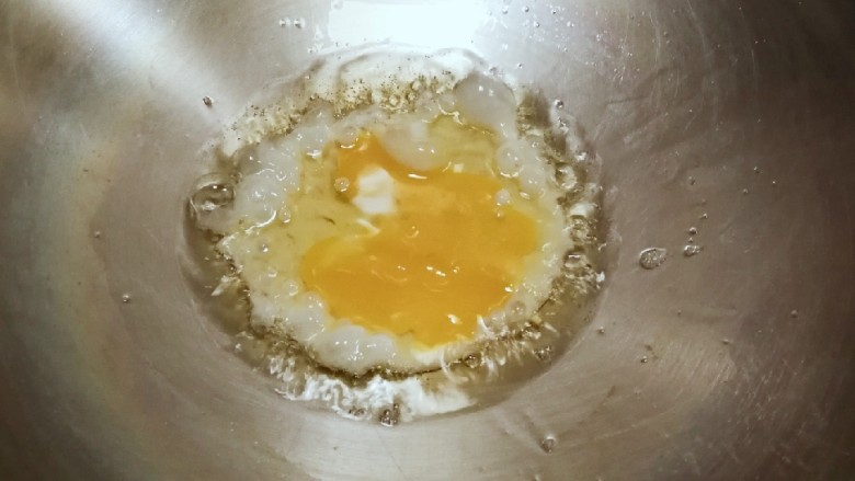 番茄鸡蓉烩豆腐, 油热放入鸡蛋液