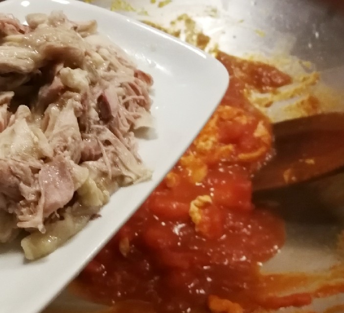 番茄鸡蓉烩豆腐,放入鸡肉 翻炒入味 让鸡肉与锅中食物充分融合
