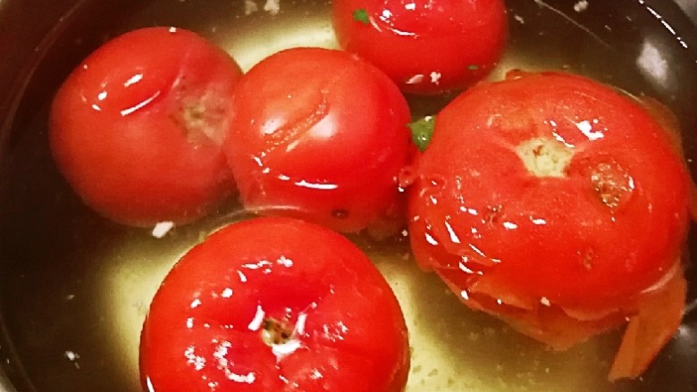 番茄鸡蓉烩豆腐,开水汆烫<a style='color:red;display:inline-block;' href='/shicai/ 59'>番茄</a> 易于剥皮