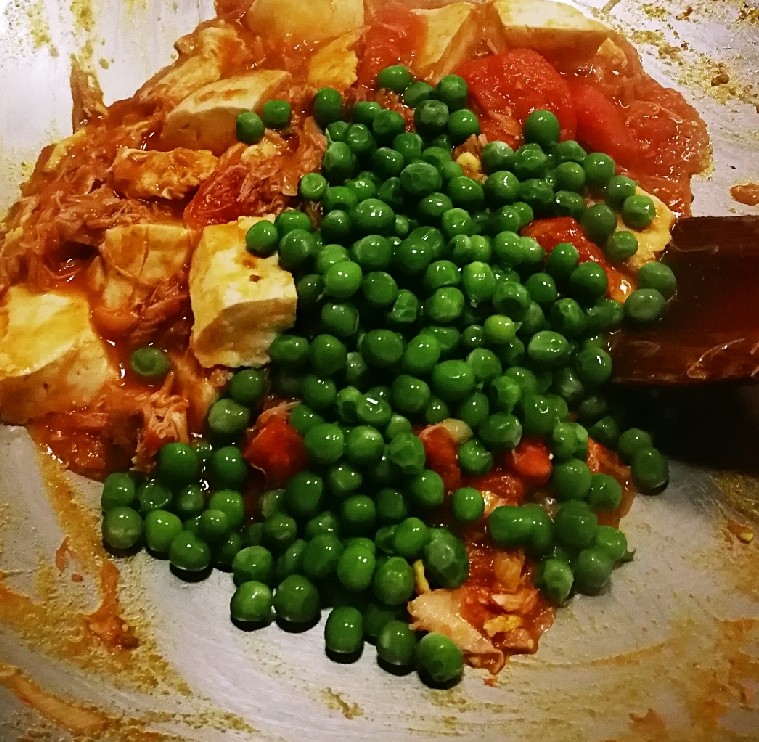 番茄鸡蓉烩豆腐,豌豆与锅中食材翻炒均匀 大火收汁 淋几滴<a style='color:red;display:inline-block;' href='/shicai/ 847'>香油</a>