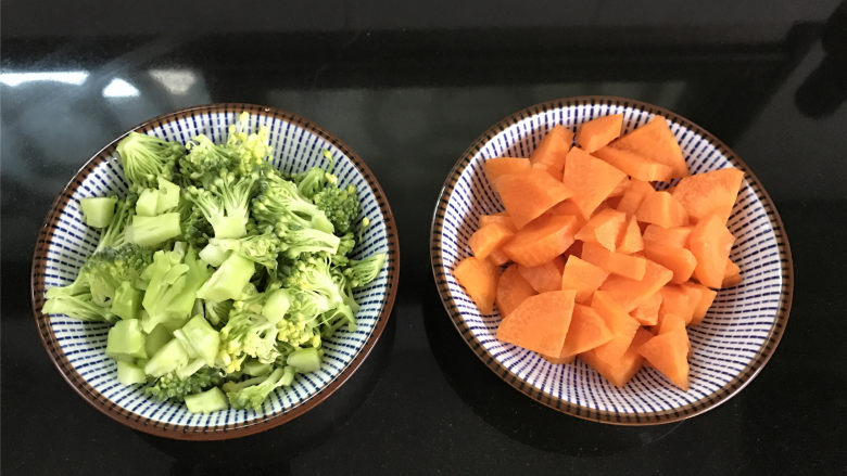 西兰花肉松饭团,胡萝卜去皮清洗干争后切成小粒,西兰花清洗干净后用淡盐水浸泡一下后掰成小小朵。