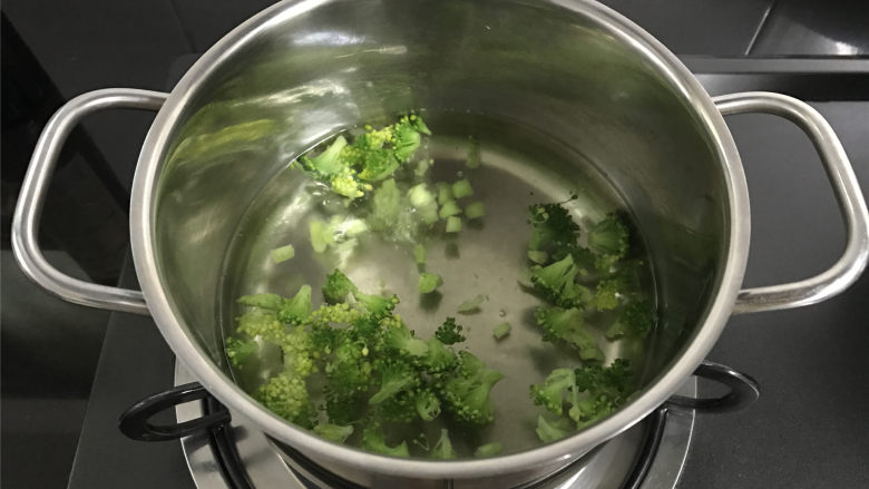西兰花肉松饭团,锅中倒入适量水,煮开后加入少许盐和几滴油,放入掰小的西兰花焯下水。