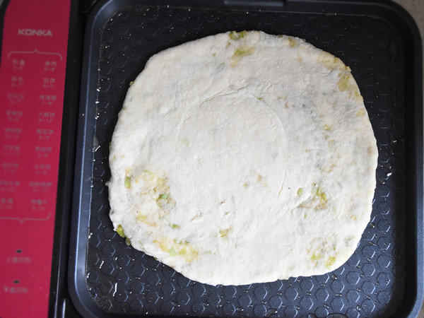 葱香家常烙饼,擀开后放入预热抹油的饼铛里;