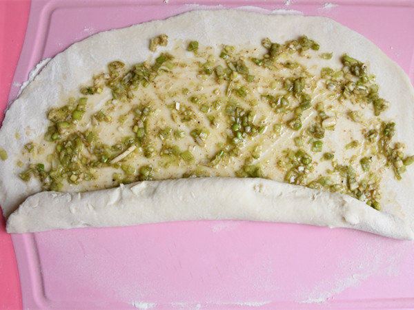 葱香家常烙饼,从一侧卷起;