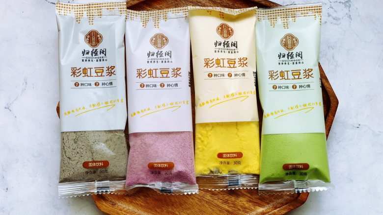 豆乳雪糕,首先准备好需要的食材,我准备了4种口味的豆浆粉。
