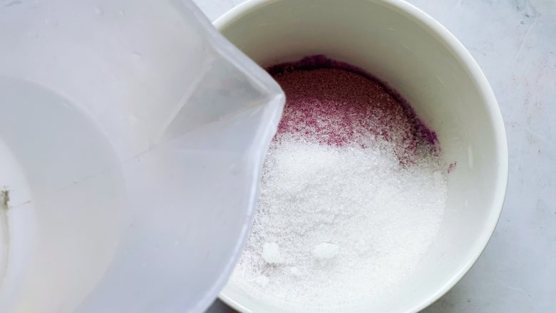 豆乳雪糕,接着将30克紫薯燕麦豆浆粉和20克细砂糖用100ml开水冲兑,然后依次把其它3种豆浆粉冲兑好。