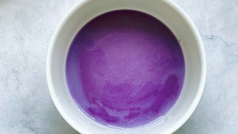 豆乳雪糕,搅拌均匀后分别过一下筛,放凉后备用,过筛一下可以让豆浆更加细腻。