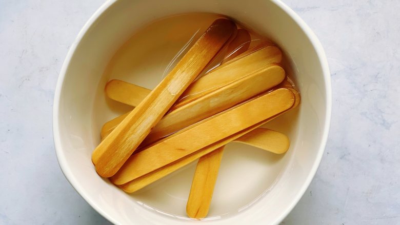 豆乳雪糕,雪糕棍子提前用开水高温消毒,晾干水备用。