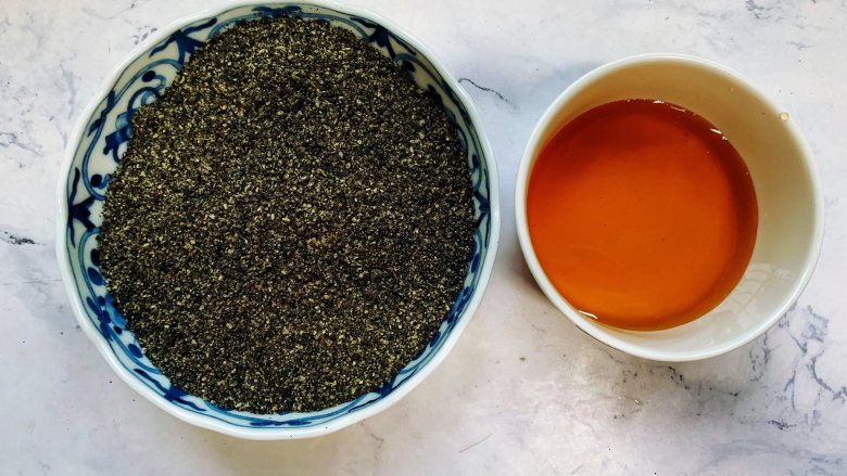 自制黑芝麻丸,首先准备好需要的食材,芝麻粉我用的是超市买的现磨的,这次的<a style='color:red;display:inline-block;' href='/shicai/ 141752'>黑芝麻粉</a>打的不够细腻,如果要讲究口感,粉质还是要细腻一点才好,不过现成的<a style='color:red;display:inline-block;' href='/shicai/ 141752'>黑芝麻粉</a>用起来比较方便,也可以自己炒香黑芝麻,用破壁机打成芝麻粉使用。