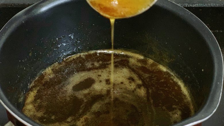 自制黑芝麻丸,熬煮10分钟左右的时间,用勺子舀一勺蜂蜜往下倒,呈直线型滴落即可。