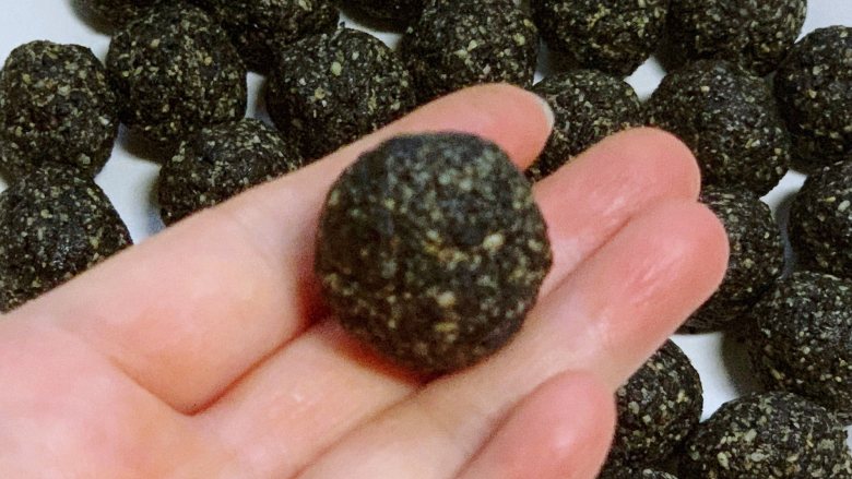 自制黑芝麻丸,黑芝麻丸每天最多食用2个,早午各1粒,不建议吃多,完全不用担心长胖。