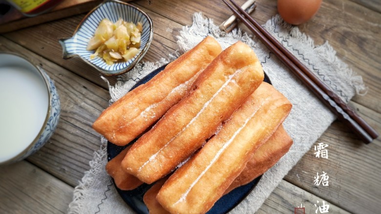 霜糖油条,霜糖油条就可以了上桌啦!