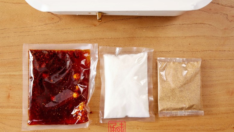奉上这份经典,十三香小龙虾,打开十三香小龙虾调味料包,或准备好相应的食材。