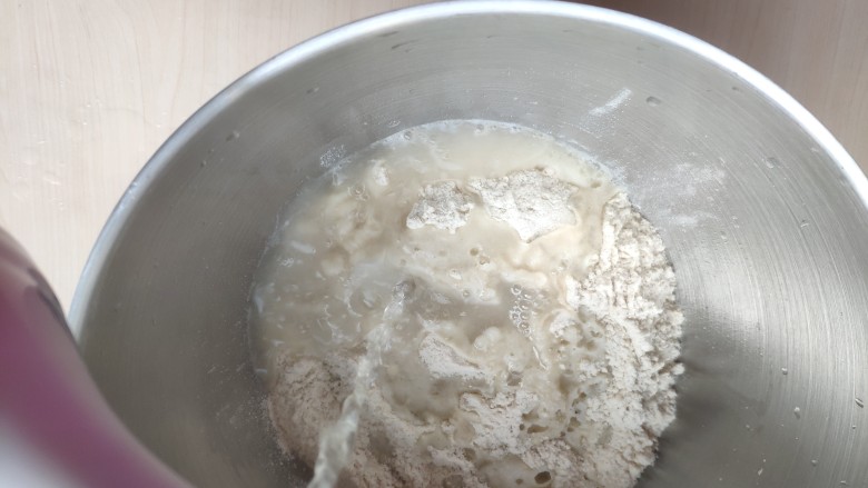 糙米窝头(原味&枣香),倒入开水,开水的量根据其糙米粉的干湿度酌情增减。我的粉比较干,加了380克水软硬度正好。