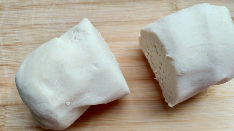 糙米窝头(原味&枣香),揉匀后的粉团分成两份,一份做原味,一份添加红枣。