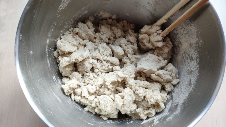 糙米窝头(原味&枣香),开水一边倒一边用筷子搅拌糙米粉,搅拌至糙米粉没有干粉的状态。