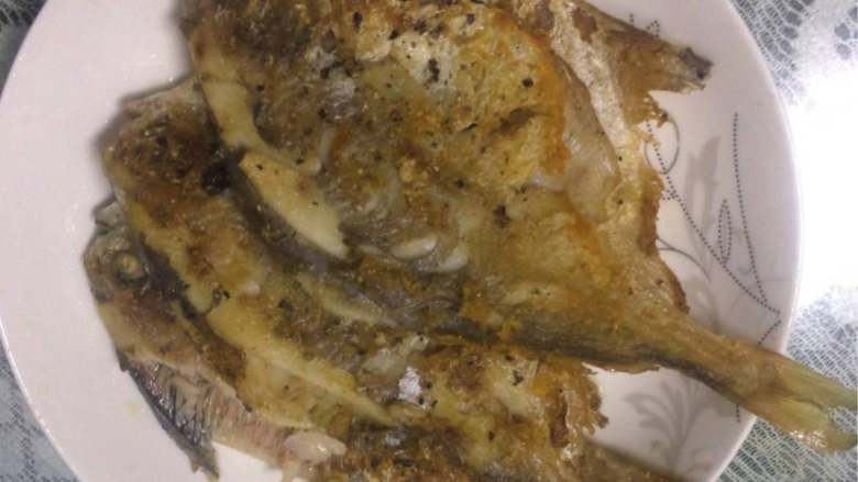 广式干煎白鲳鱼,放油直接煎，一定要用小火，而且煎的过程中每隔3-5秒动一下鱼身，鲳鱼鱼皮太薄容易粘锅，但切记千万不要多放油，这样不容易煎出金黄脆皮，一边煎2-3分钟翻一翻差不多，煎的过程可以加点黑椒增加香气