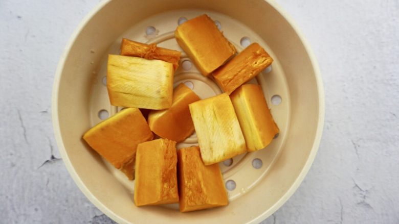 南瓜椰蓉面包条,南瓜切块上锅蒸熟捣成泥