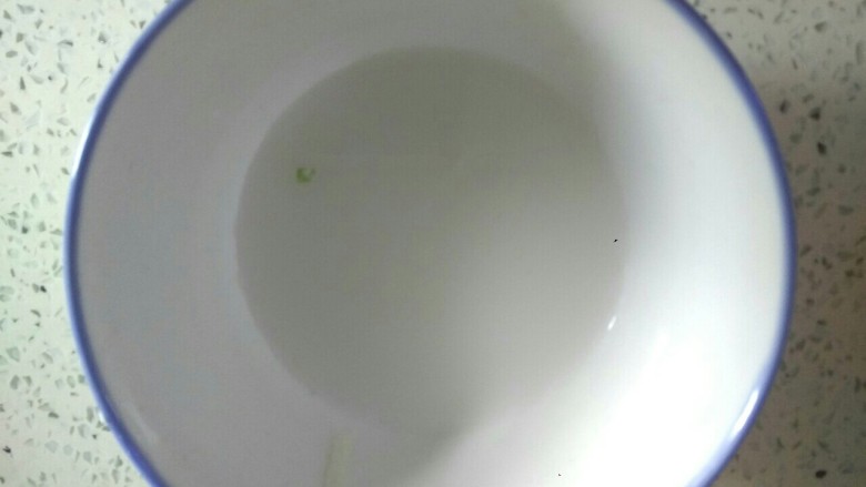 蘑菇尖椒炒鸡蛋,小碗中放入一勺淀粉,加入适量清水调成淀粉汁