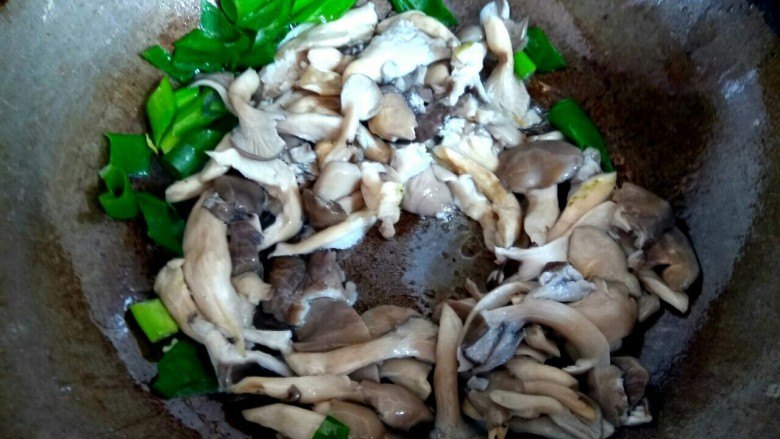 蘑菇尖椒炒鸡蛋,放入蘑菇翻炒