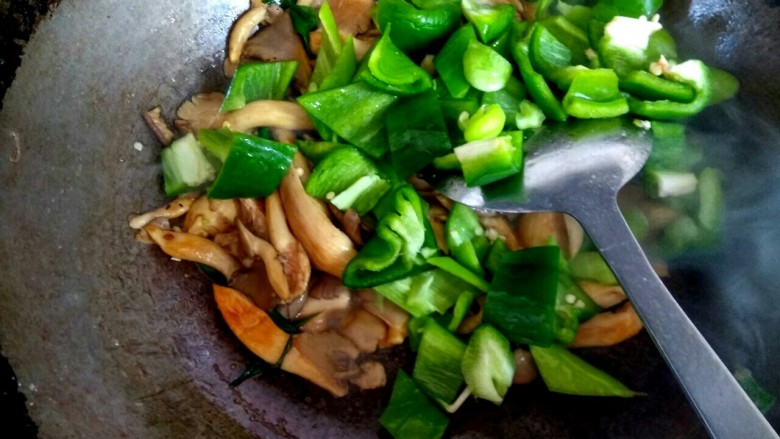 蘑菇尖椒炒鸡蛋,加入青椒尖椒翻炒