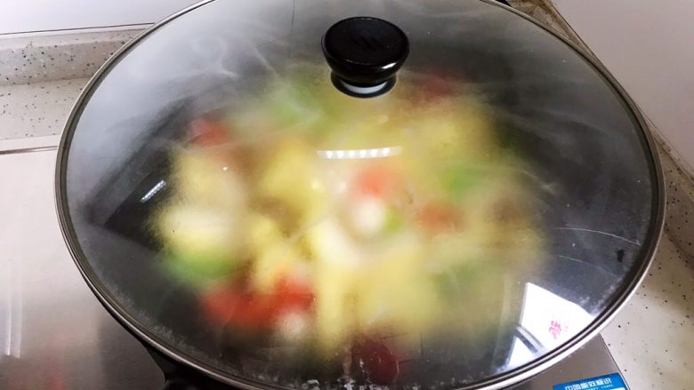 海鲜菇炒玉米笋,盖上锅盖,转中小火,焖煮2分钟