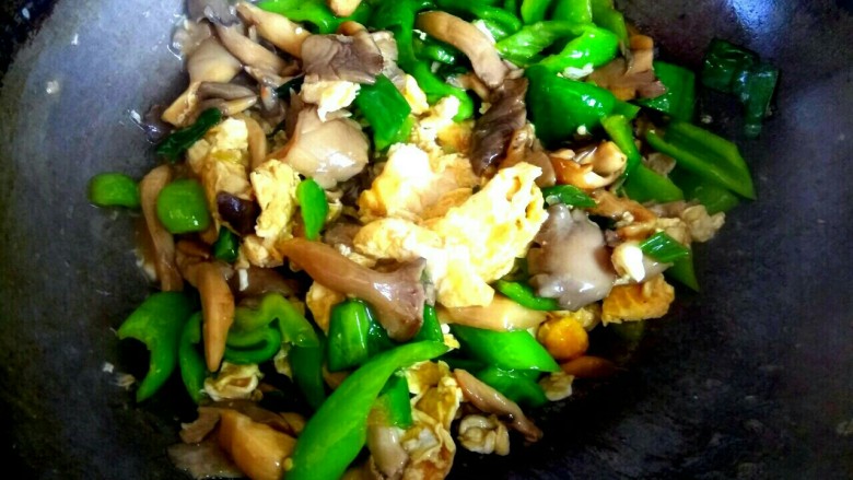 蘑菇尖椒炒鸡蛋,大火烧开,汤汁粘稠,关火出锅