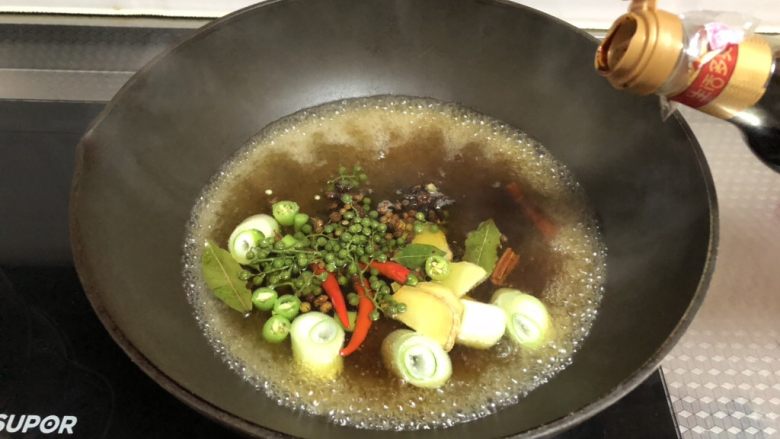 麻辣卤小龙虾,倒入<a style='color:red;display:inline-block;' href='/shicai/ 762'>老抽</a>,颜色要重一些