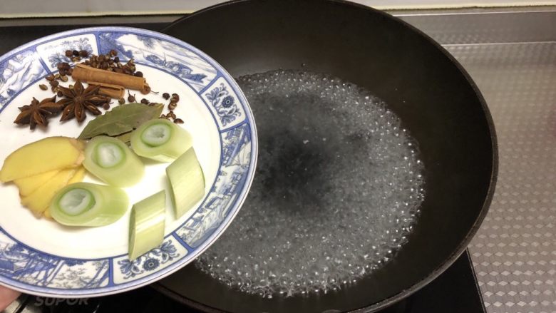 麻辣卤小龙虾,锅内稍多清水,烧开下调料