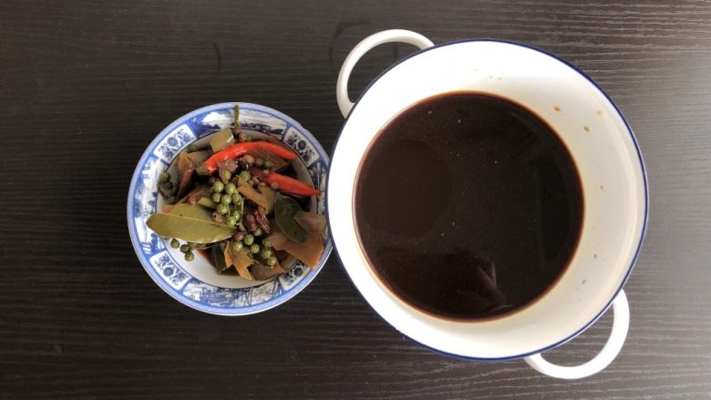 麻辣卤小龙虾,调料捞出,留卤汁备用