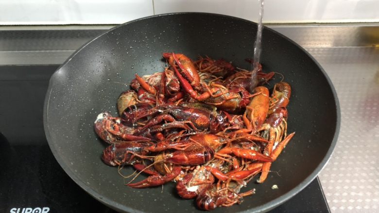 麻辣卤小龙虾,起锅热油,放入小龙虾爆炒2分钟,调入少量<a style='color:red;display:inline-block;' href='/shicai/ 900'>白酒</a>炒匀