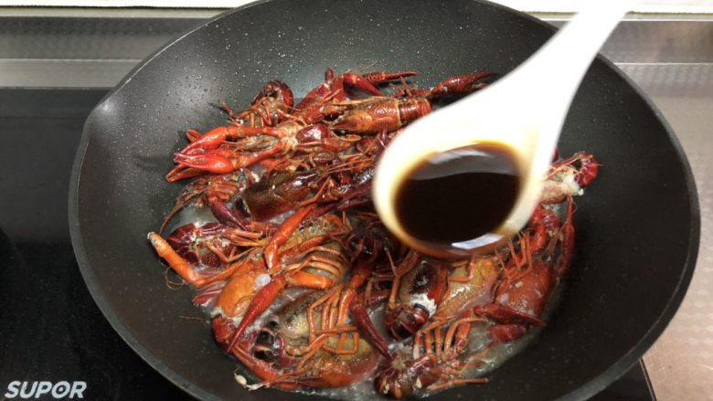 麻辣卤小龙虾,倒入少量清水,将制作好的卤汁倒入,焖煮20分钟即可