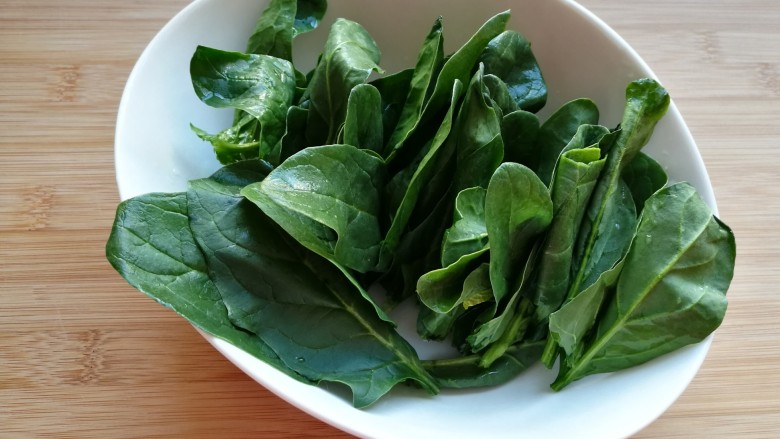 造型馒头——苦瓜豆沙包,菠菜洗净,只用菠菜叶子。