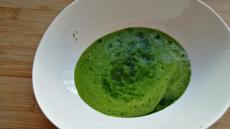 造型馒头——苦瓜豆沙包,蒸好的苦瓜包的颜色跟菠菜汁的浓度有关系,想要颜色浅一点的,可以适当的加点水。
